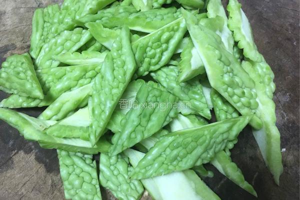 苦瓜炒猪肉的做法图解3