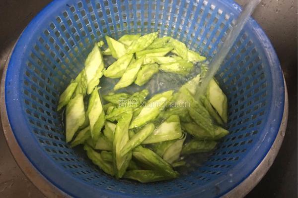 苦瓜炒猪肉的做法图解4