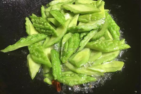 苦瓜炒猪肉的做法图解9
