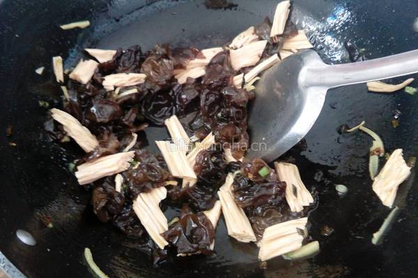 木耳炒腐竹的做法图解3
