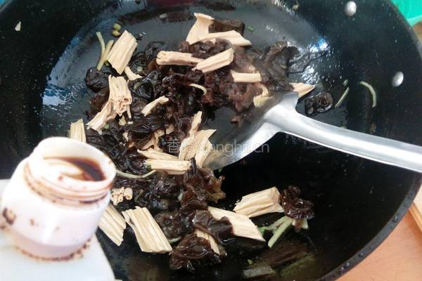 木耳炒腐竹的做法图解4