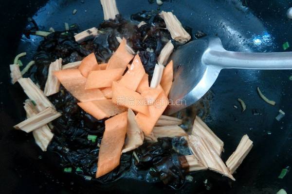 木耳炒腐竹的做法图解5