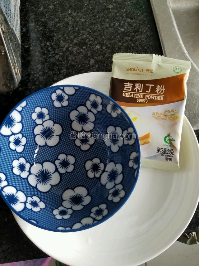 吉利丁粉加入适量牛奶搅拌