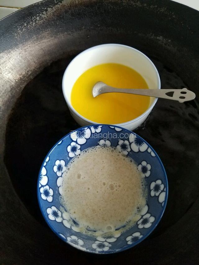 吉利丁粉溶液也一起隔水加热融化