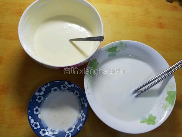 最后把吉利丁粉倒入酸奶搅拌均匀