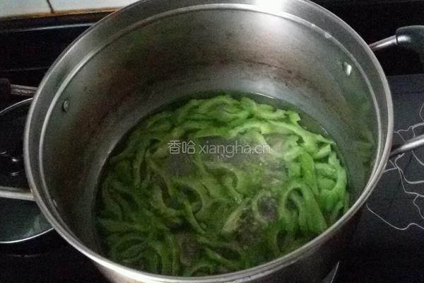 木耳炒苦瓜的做法图解2