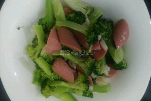西兰花炒火腿肠的做法图解4