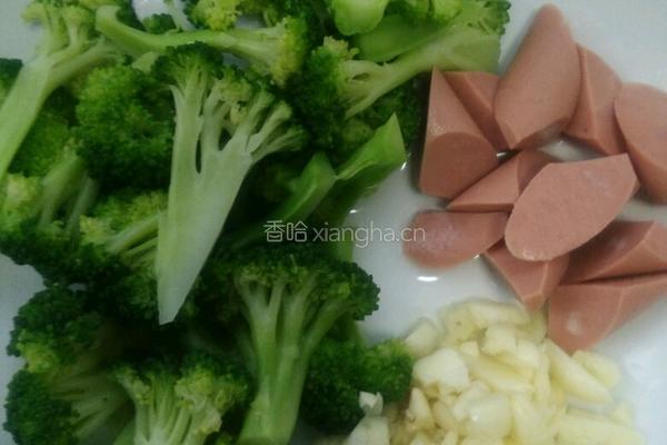 西兰花炒火腿肠的做法图解1