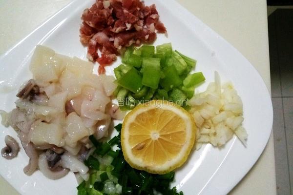 尤鱼柠檬汁炒饭的做法图解1