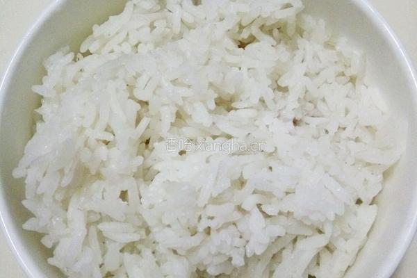 尤鱼柠檬汁炒饭的做法图解2