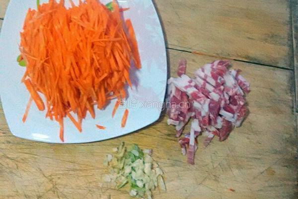 胡萝卜丝炒肉的做法图解1
