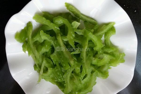 苦瓜拌鸡蛋的做法图解3