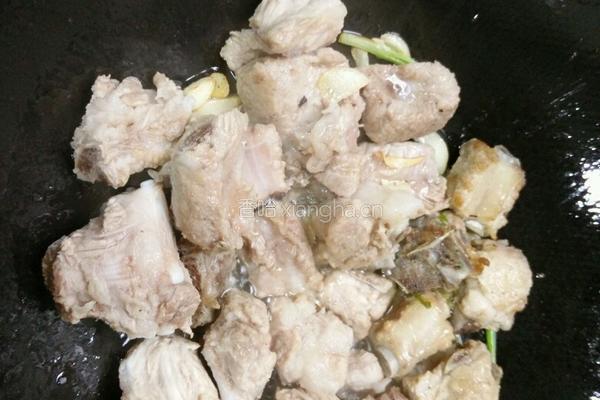 土豆炖排骨的做法图解1
