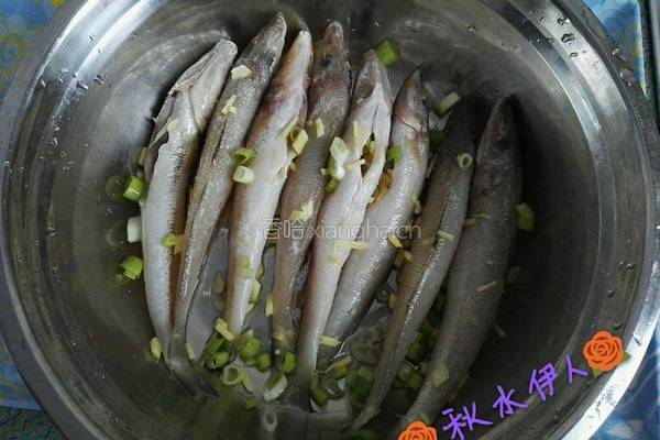 干炸沙丁鱼的做法图解1