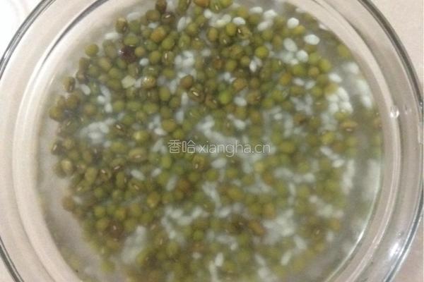百合绿豆粥的做法图解1