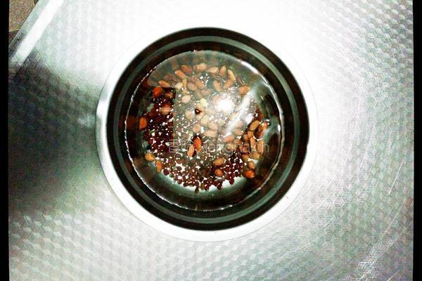 花生红豆粥的做法图解1
