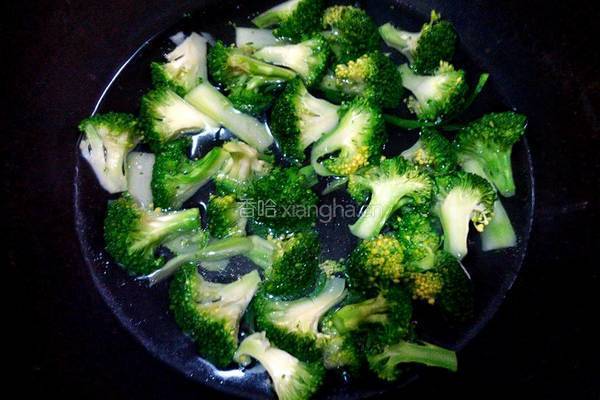 西兰花炒肉的做法图解4