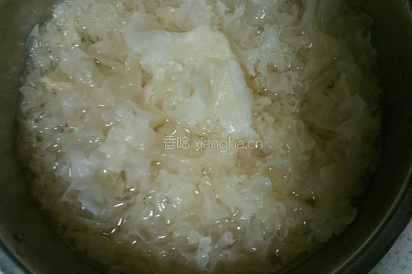 冰糖雪梨银耳的做法图解1