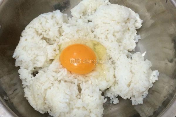 火腿鸡蛋炒饭的做法图解1