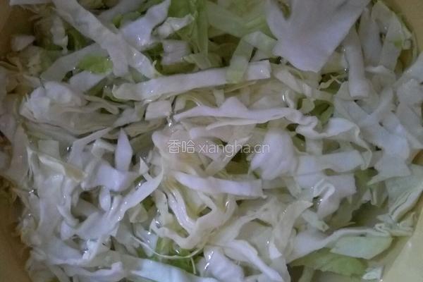 酸辣包菜丝的做法图解2