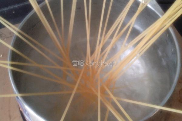 番茄酱意大利面的做法图解1