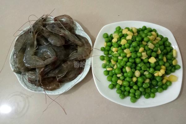青豆玉米炒虾仁的做法图解1