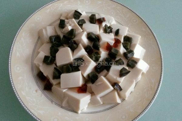 皮蛋豆腐的做法图解2