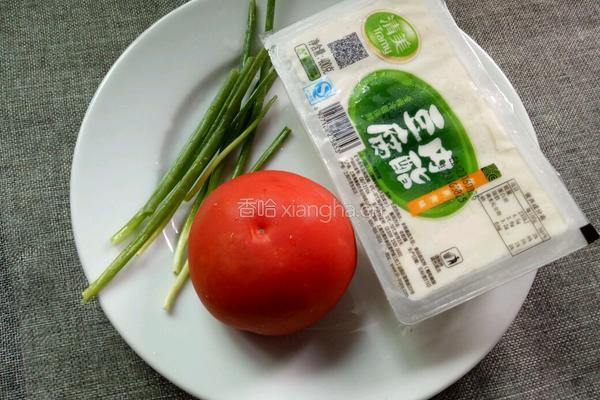 西红柿烧豆腐的做法图解1
