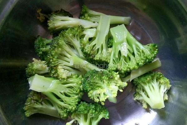 凉拌木耳西兰花的做法图解2