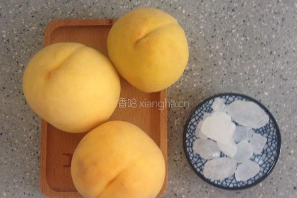 冰糖黄桃的做法图解1