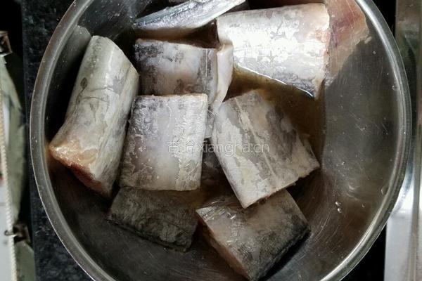 油炸带鱼的做法图解2