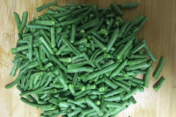 长豆炒肉的做法图解2