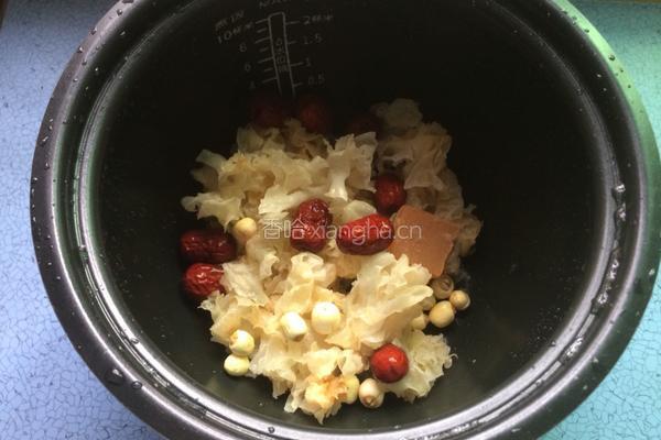 莲子银耳红枣汤的做法图解4