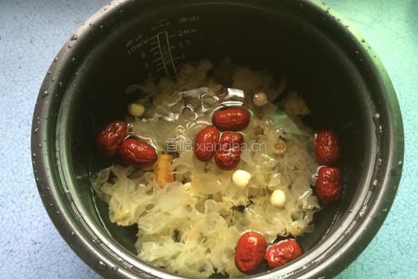 莲子银耳红枣汤的做法图解5