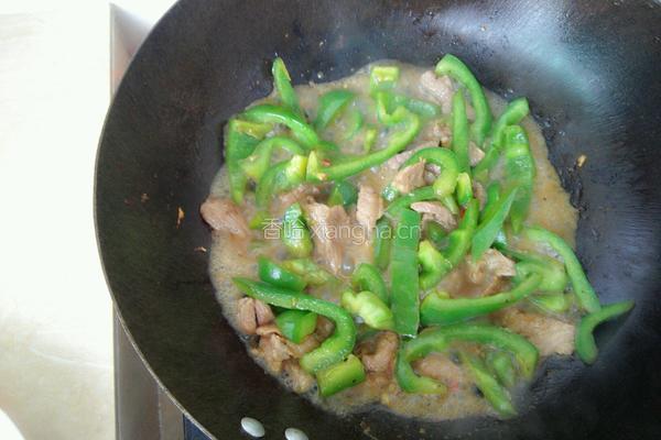 青椒蘑菇炒肉的做法图解6