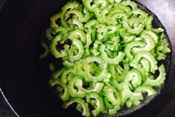 苦瓜炒牛肉的做法图解2