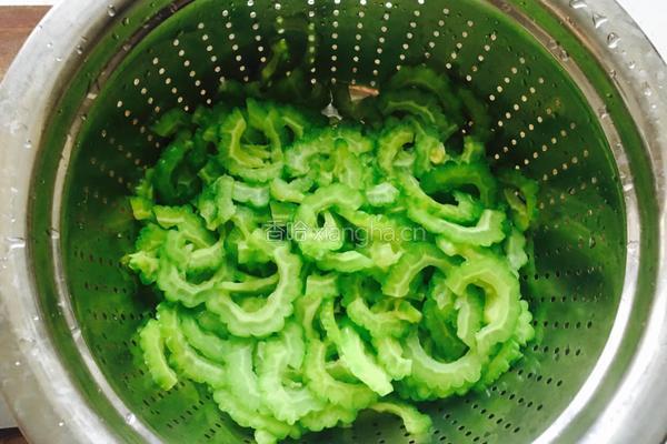 苦瓜炒牛肉的做法图解4