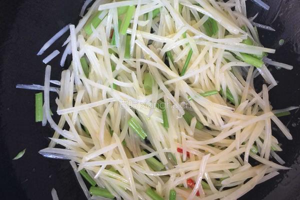 芹菜炒土豆片的做法图解9