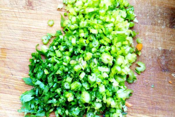 芹菜丸子的做法图解1