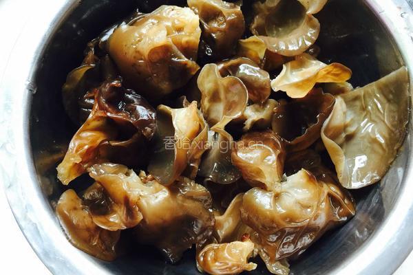 洋葱木耳炒肉的做法图解1
