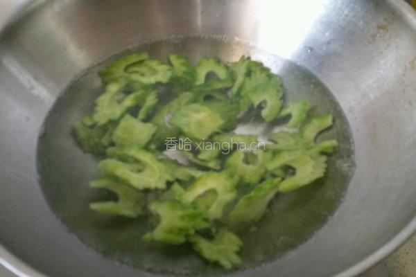 苦瓜甘蓝的做法图解3