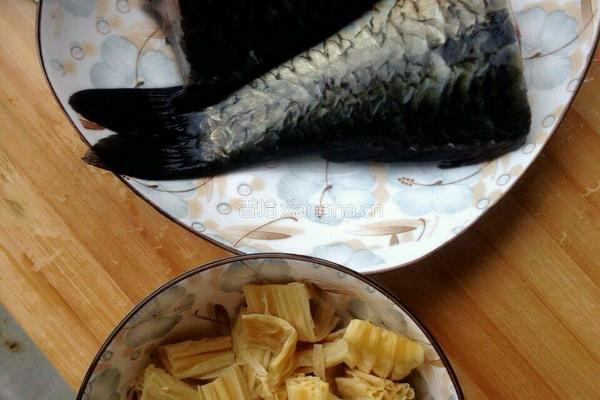 鲫鱼腐竹汤的做法图解1