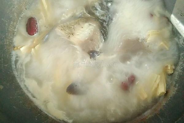 鲫鱼腐竹汤的做法图解5
