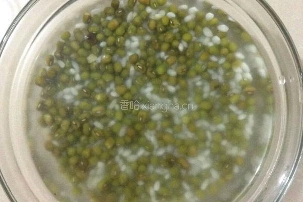 绿豆银耳粥的做法图解2