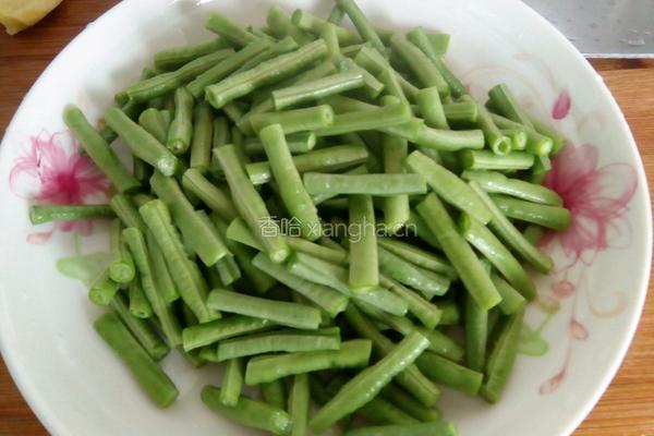 豇豆炒鸡蛋的做法图解1