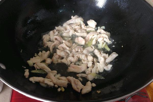 芹菜炒鸡肉的做法图解5