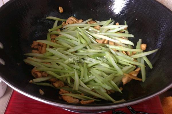芹菜炒鸡肉的做法图解7