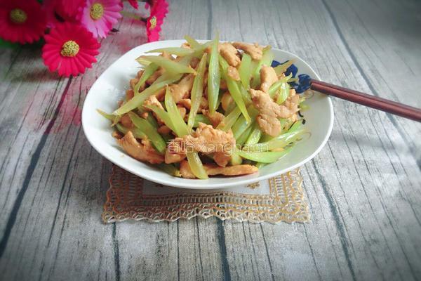 芹菜炒鸡肉的做法图解8