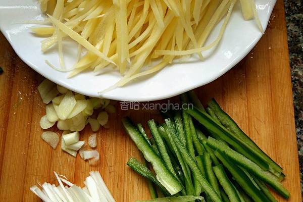 青椒土豆絲的做法图解2