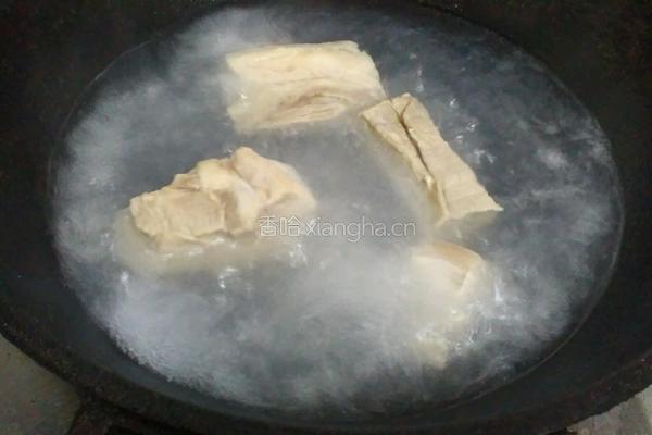 洋葱炒回锅肉的做法图解1